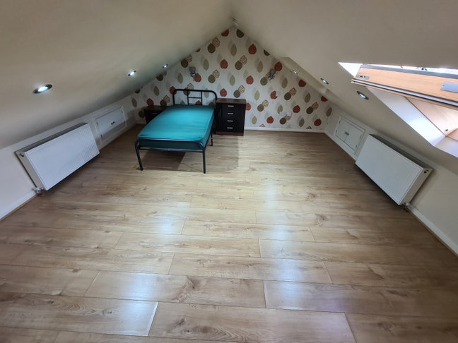 Loft Room - Females Preferred (&pound;550 Pcm) – Near St Main Photo