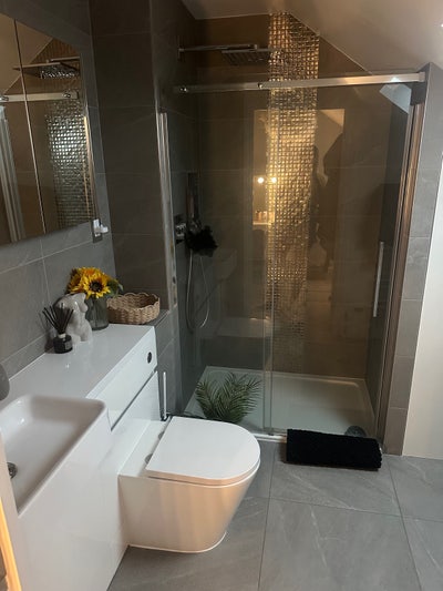 Spacious Top-Floor En-Suite Room to  Main Photo
