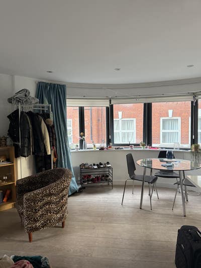 Modern flat short walk from Bethnal Green station Main Photo