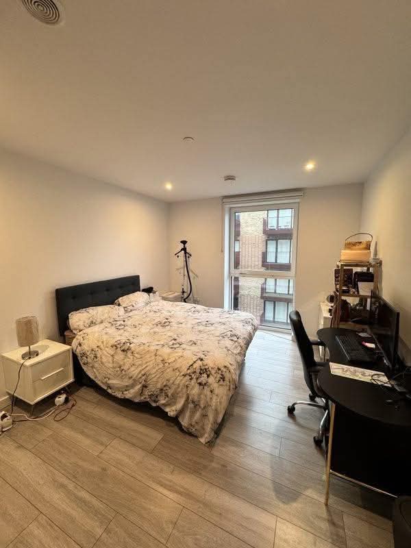 Spacious Room with Own Bathroom | No Deposit Req. Main Photo