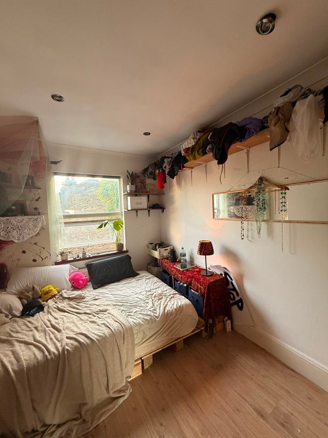 Double room 6 weeks sublet 20th July-31st August  Main Photo
