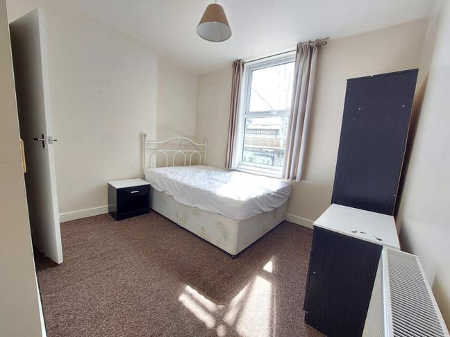 Double en-suite room near hospital & town Main Photo
