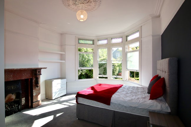 Double Room in recently refurbished house  Main Photo