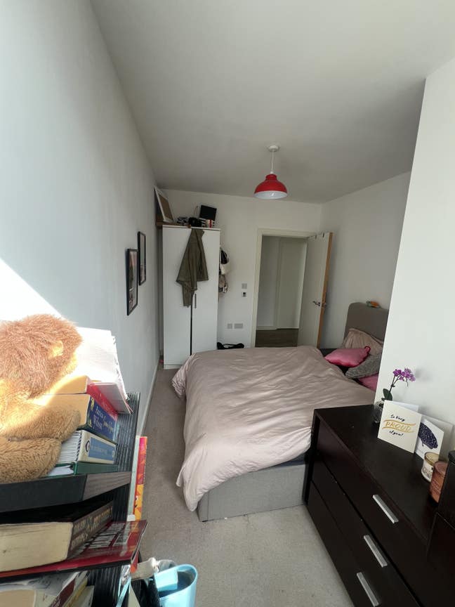 Room for rent in North Greenwich flat Main Photo