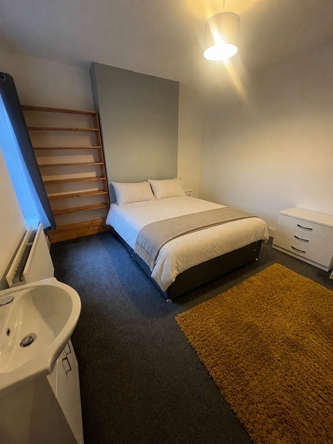 AMAZING room in excellent location WS1 Main Photo
