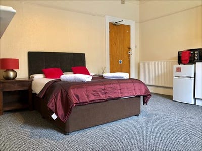 Room in Professional House – Guildford Main Photo