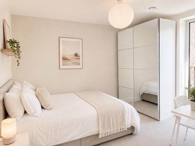 Rooms available Next to Canningtown station Main Photo