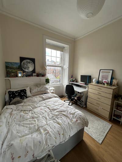 Double room available in spacious west end flat Main Photo