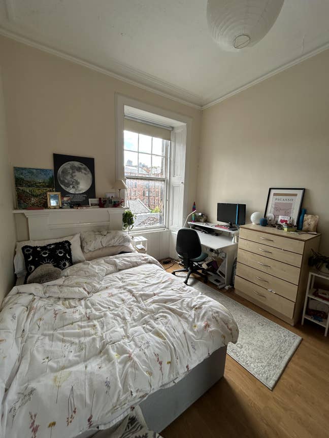 Double room available in spacious west end flat Main Photo