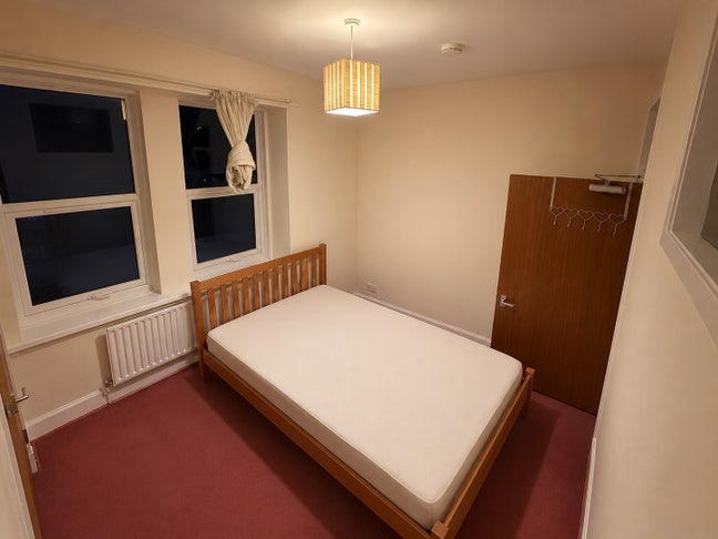 1 double bedroom in a modern, settled flat  Main Photo