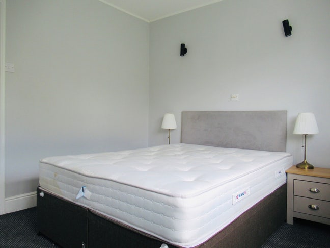 Room to rent in Guildford GU1 close to High Street Main Photo