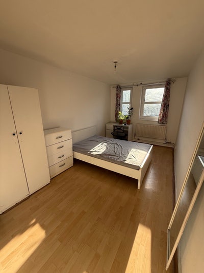 E1 London Female Flat Main Photo