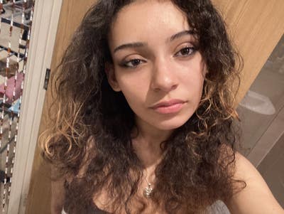 Single working female looking for en-suite room.  Main Photo