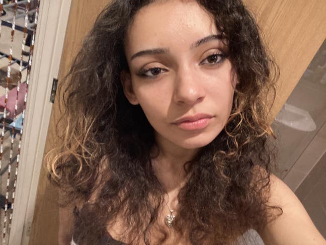 Single working female looking for en-suite room.  Main Photo