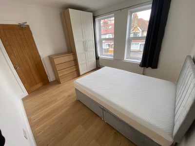 Modern Double Room near High Street Main Photo
