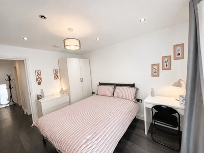 Beautiful rooms with modern standards. Mile end Main Photo