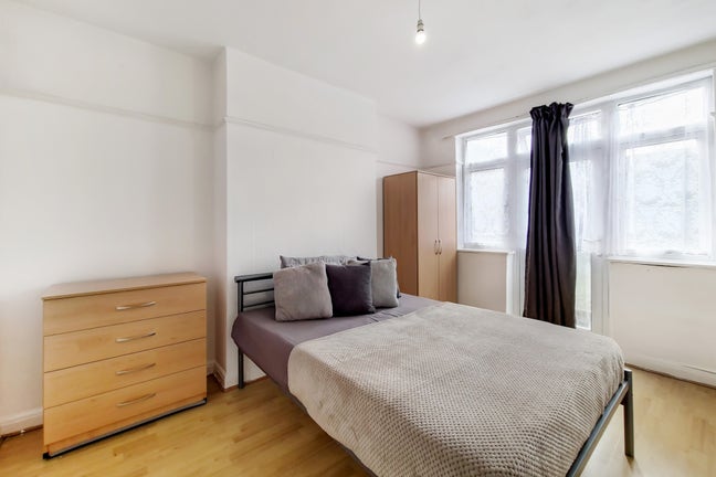 A lovely double room in Mitcham bills included Main Photo