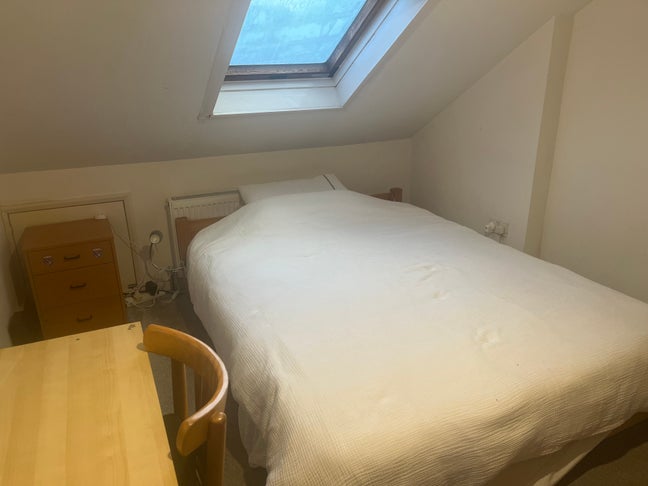 Cozy bright room with a king size bed  Main Photo