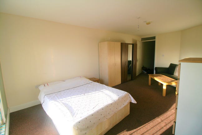 * Massive Room in E1 - Modern Flat - for Couples * Main Photo