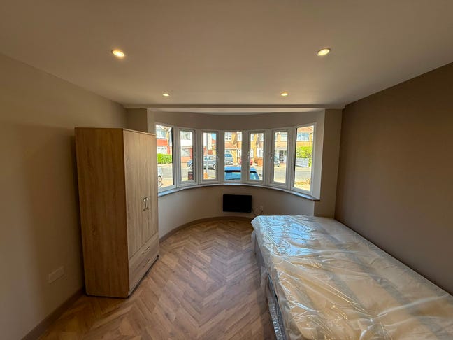 DSS - Studio Flat Available in Rayners Lane HA2 Main Photo