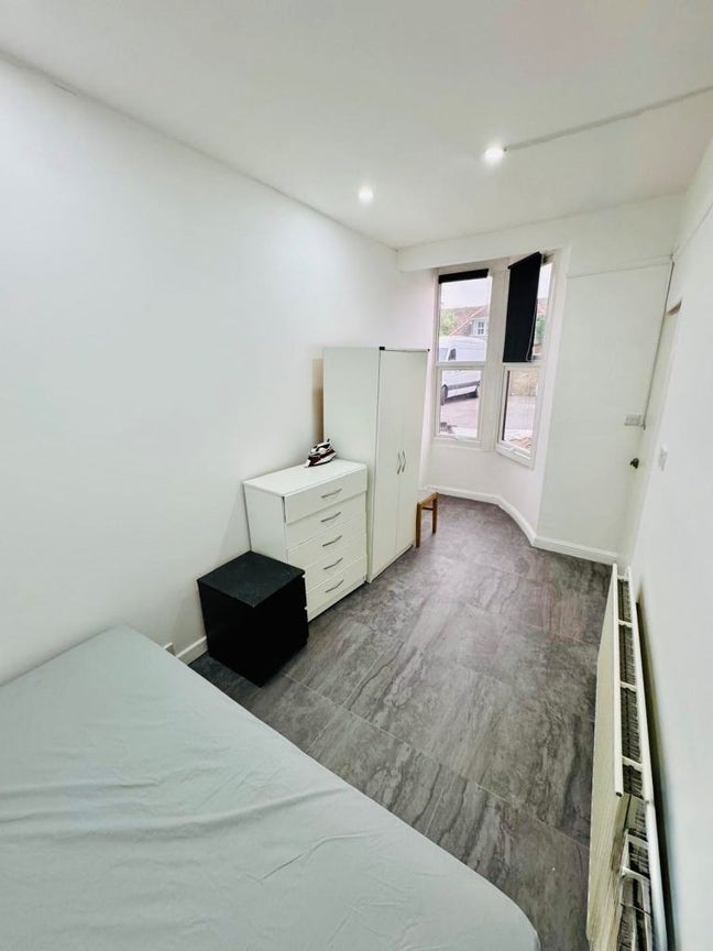 1-bed flat with bills available in KT1 Main Photo