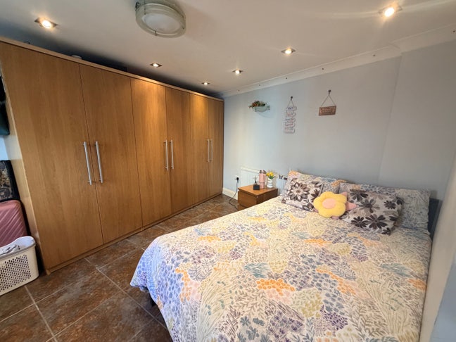 "Spacious Studio for Rent in Harrow" Bills INC Main Photo