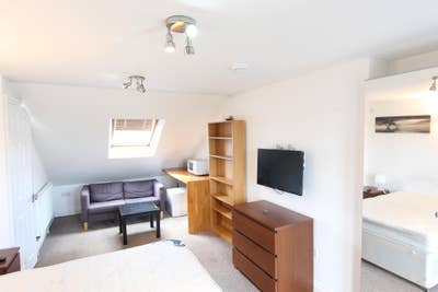 Studio Sized Loft Ensuite - Lounge & Garden 🏡 Main Photo