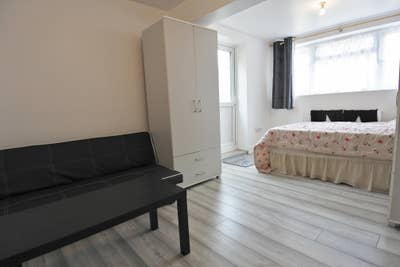 *inc All Bills* Studio W/ Sep Kitchen & Garden Main Photo