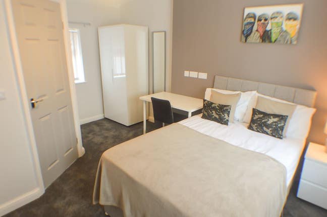 🚨Modern En Suite Room Available August🚨 Main Photo