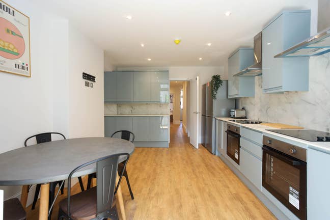 BRAND NEW Luxury Ensuite Rooms - Bills Included  Main Photo