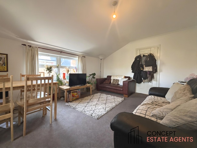 3 Bed flat on Tooting Bec Road, Tooting Bec, SW17 Main Photo