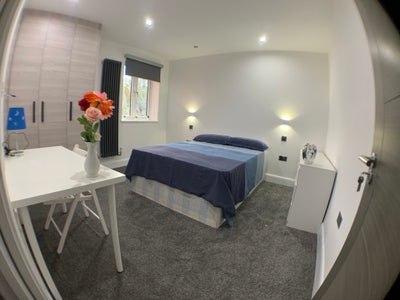 Double  Room in Modern House with Garden! Main Photo