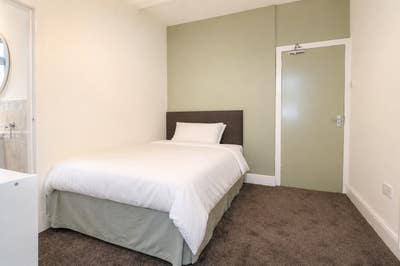 1 Double En Suite Room Ready Now! Main Photo