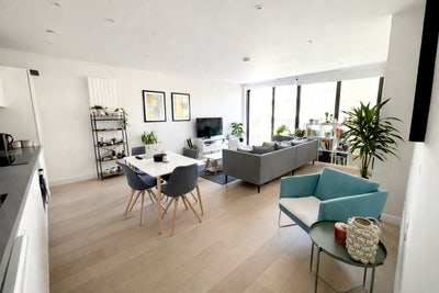 Double Room Available in Modern Apt | Gym & Pool Main Photo