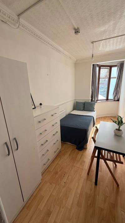Single room 165 &pound; pw Main Photo