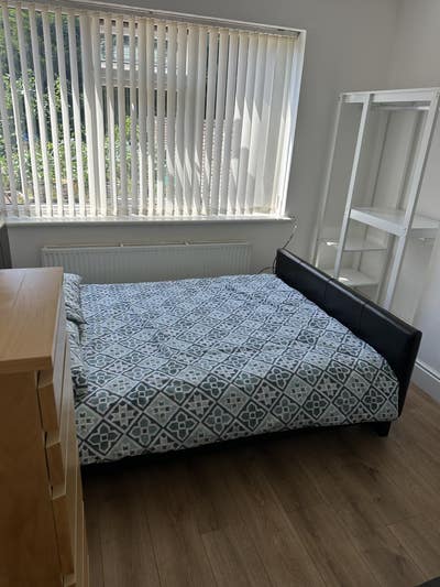 Large Double Room Available in Friendly Dudley Hse Main Photo