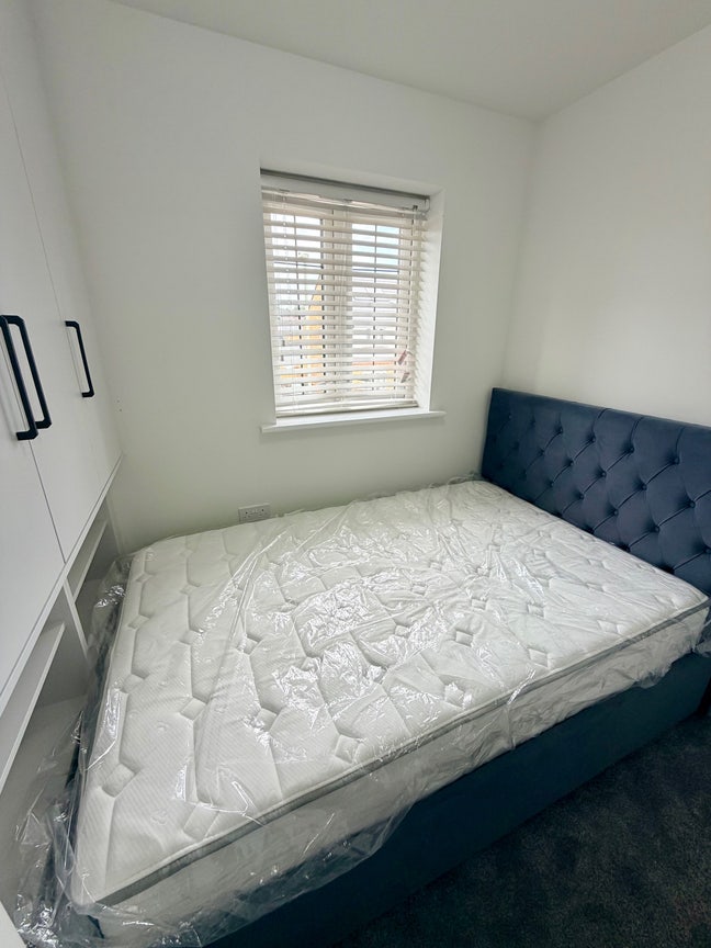 Modern Small Double Bedroom Available   Main Photo