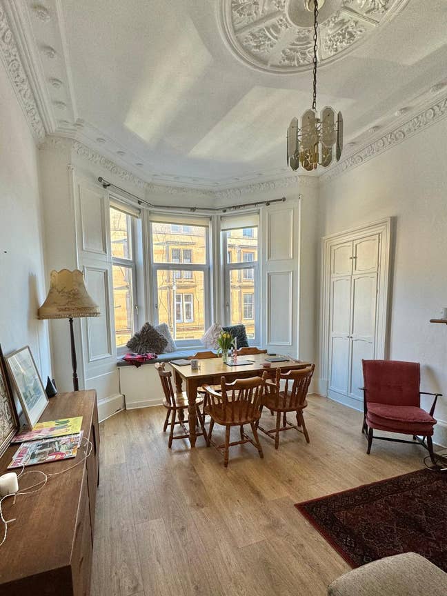 Spacious room in bright Southside flat Main Photo