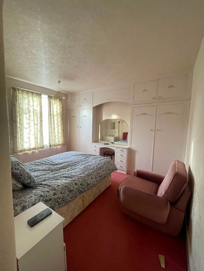 🌟 Spacious Double Room 5 Minutes to Gants Hill 🌟 Main Photo