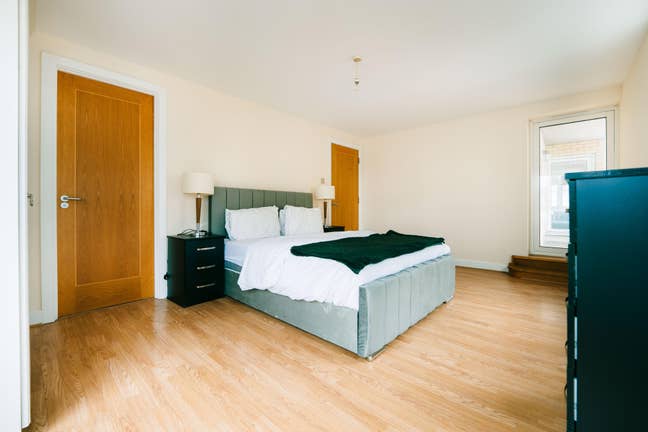 Modern Large Rooms. Couples Welcome Main Photo