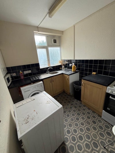 2 Rooms Available In Wembley Main Photo