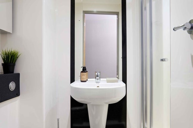 Standard (Bronze) En-suite flat to rent Main Photo