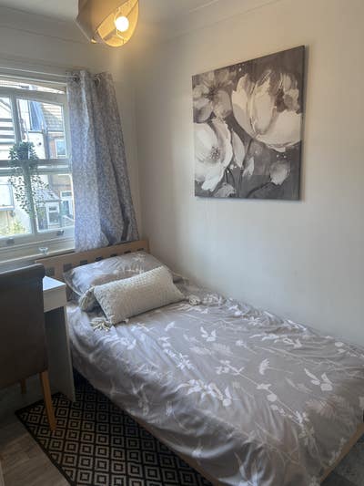 Single room  in family home  Main Photo
