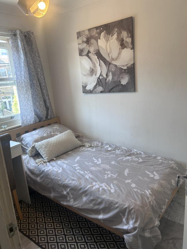 Small room in family home  Main Photo