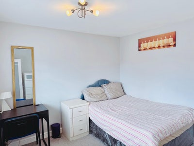 Double Room in Crawley with Links to Gatwick Main Photo