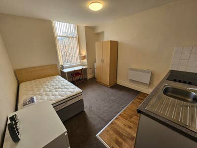 Bedsit with private kitchenette Main Photo