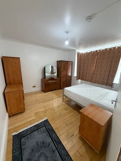 Bedrooms in Furnished House with Garden Main Photo