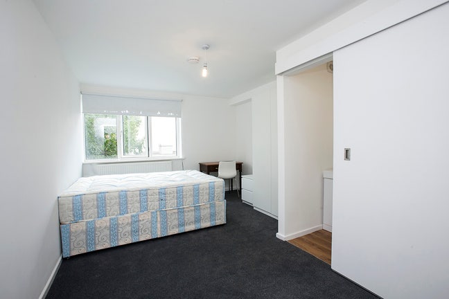Double En-suite Room opposite QMW University Main Photo