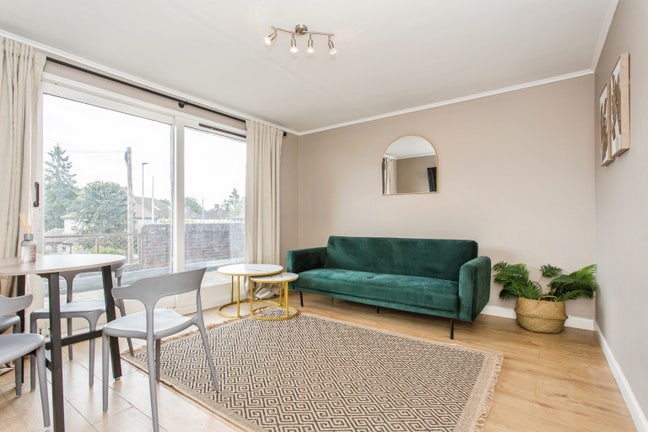 Spacious 1 Bed Flat | Parking | Fast Wi-Fi Main Photo