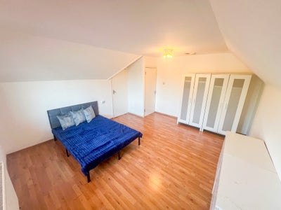 Bright & Spacious Room with Private Toilet – NW2 Main Photo